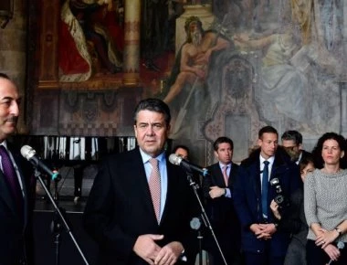 Μας άφησαν (πάλι...) μόνους οι «εταίροι»: «Αγκαλιές & φιλιά» και εξοπλιστική συμφωνία μεταξύ Αγκυρας & Βερολίνου!